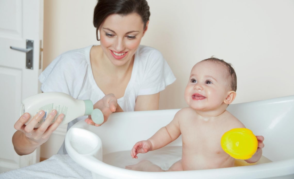 Kako se kupa beba-min